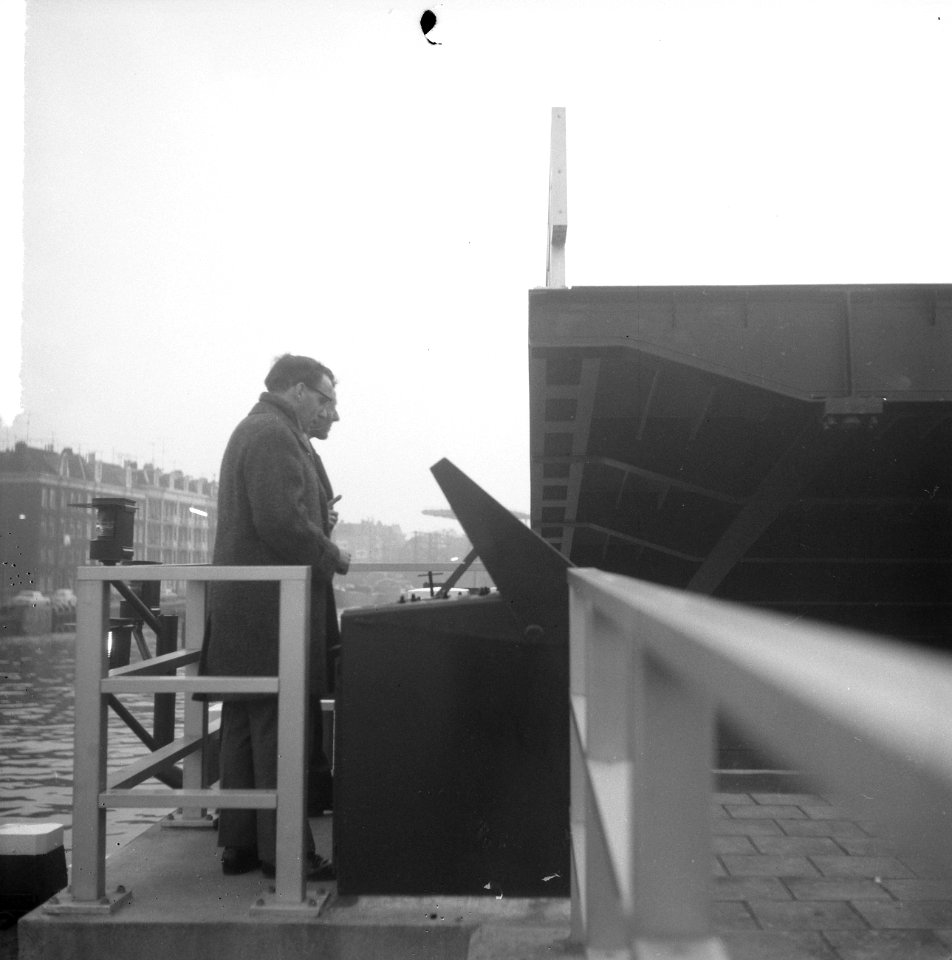 Bekende journalisten viertal bruggen in gebruik gesteld, hier journalist drs. H., Bestanddeelnr 917-1904