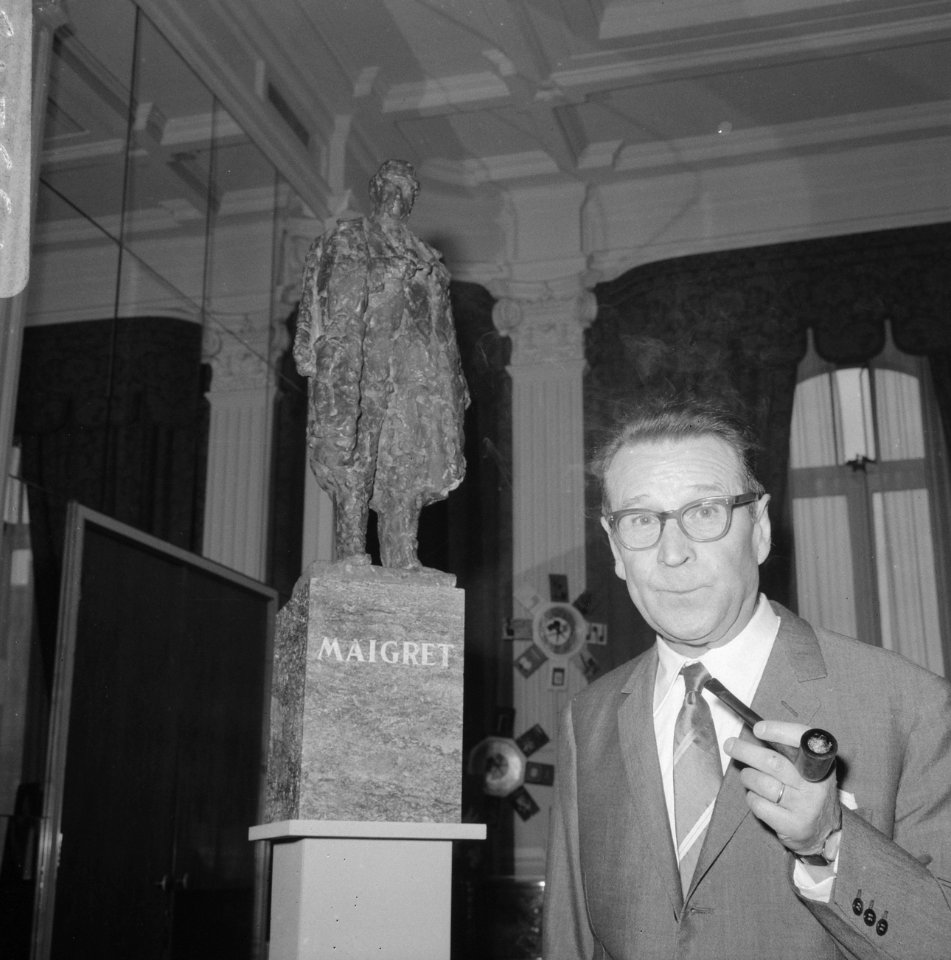 Belgische detective schrijver staat model bij het beeldje van Maigret in het Ams, Bestanddeelnr 919-5213