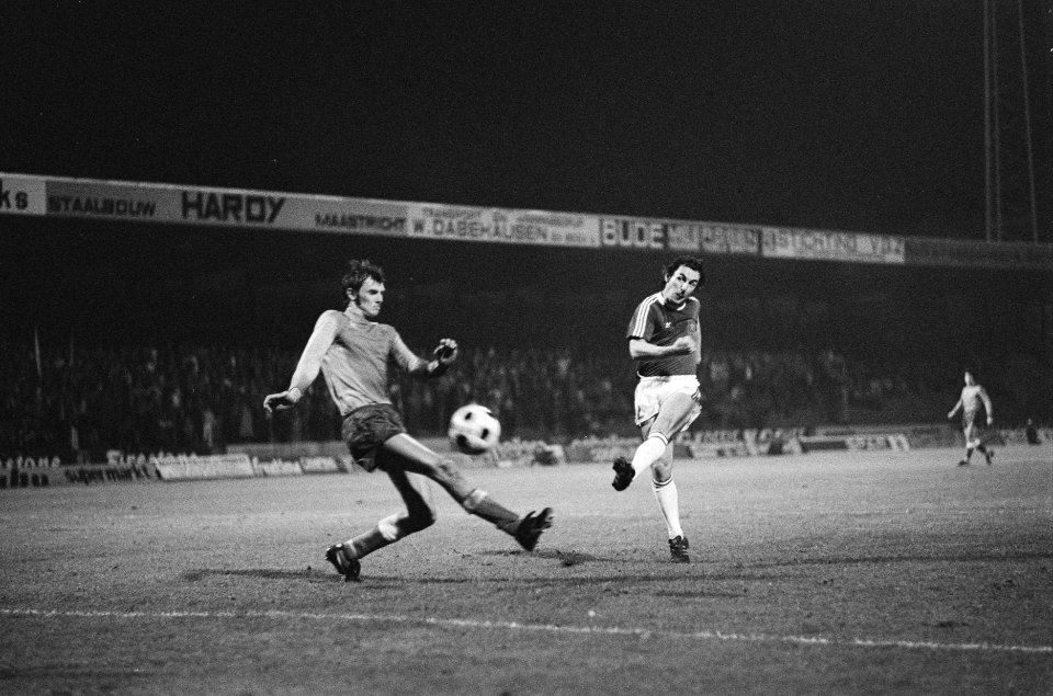 Bekervoetbal eerste ronde MVV tegen Ijsselmeervogels 6-0 Kowalik maakt 2-0 (lin, Bestanddeelnr 928-8227