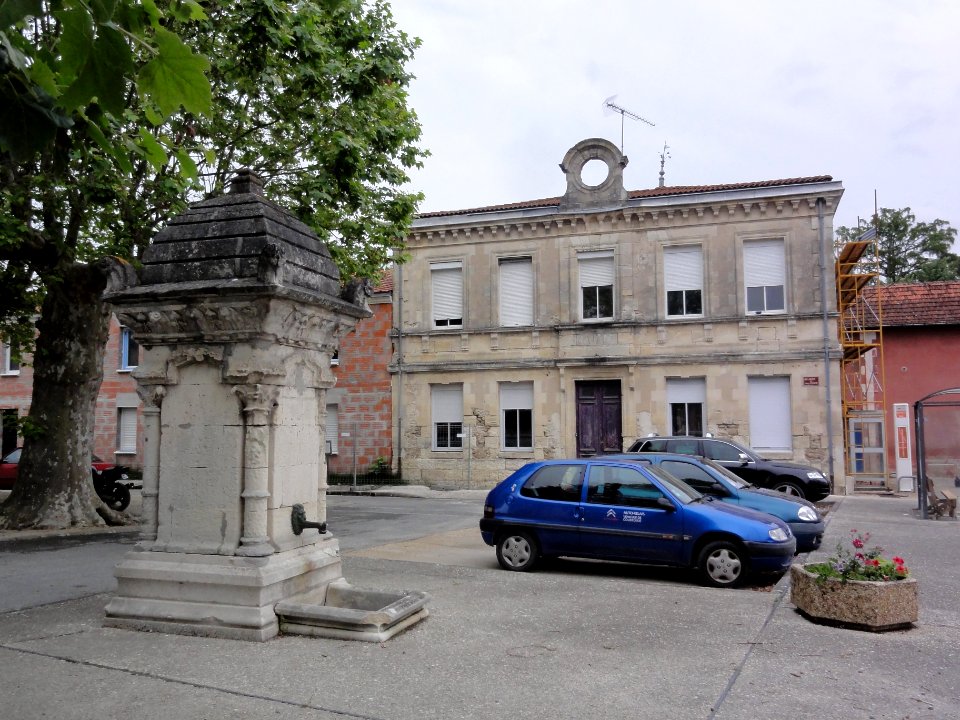 Belin-Béliet (Gironde) ancienne mairie de Béliet, fontaine publique