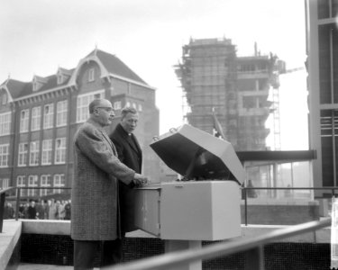 Bekende journalisten viertal bruggen in gebruik gesteld, Meijer Sluyser, Bestanddeelnr 917-1911