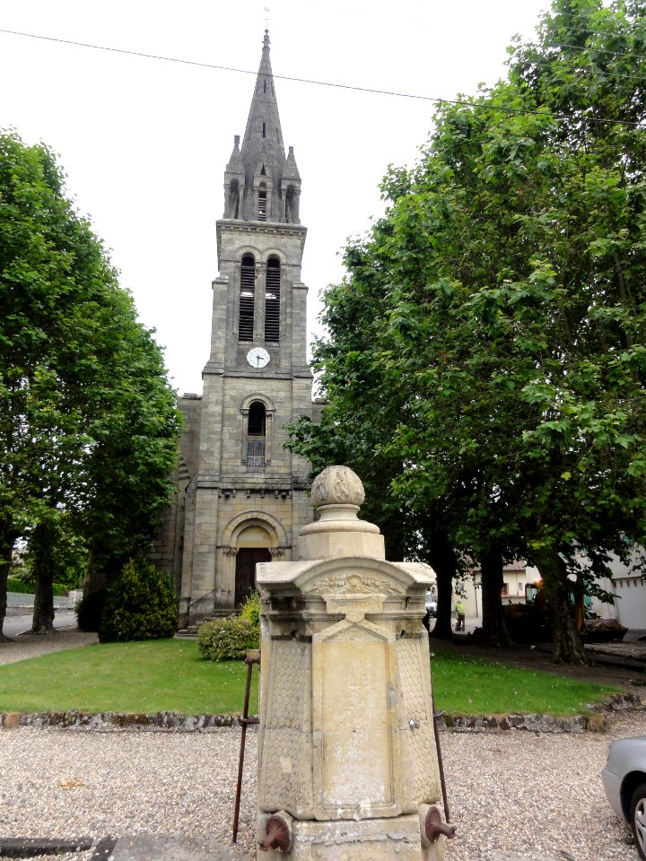 Belin-Béliet (Gironde) église de Belin, pompe à eau