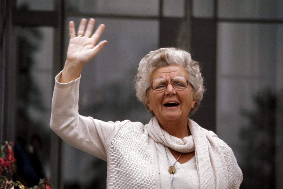 Bejaardendefile Soestdijk koningin Juliana , zwaaiend (close), Bestanddeelnr 253-8002