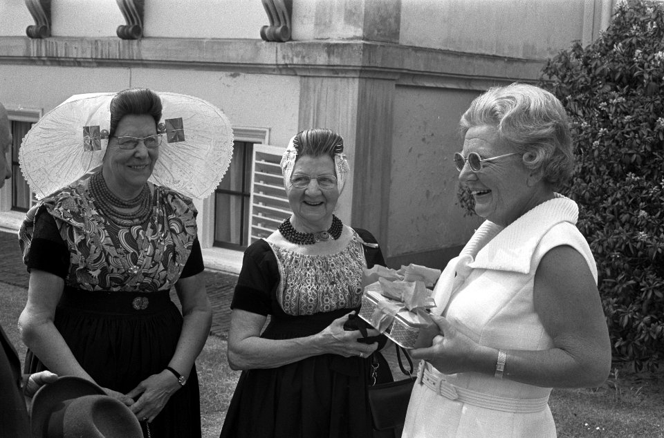 Bejaardendefile voor koningin Juliana op Paleis Soestdijk, Bestanddeelnr 926-5093