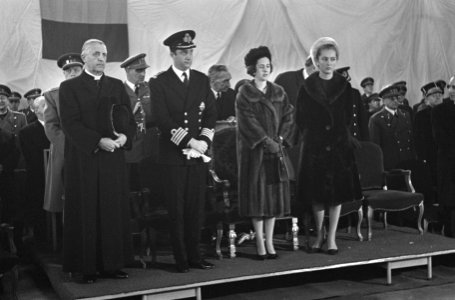 Belgische paras terug Vlnr Kardinaal Suenens, Prins Albert, Koningin Fabiol, Bestanddeelnr 917-1938