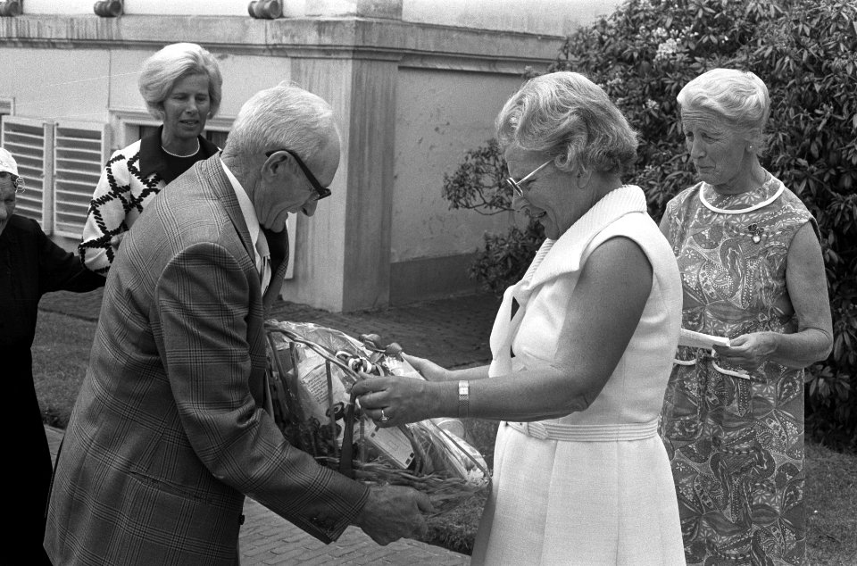 Bejaardendefile voor koningin Juliana op Paleis Soestdijk, Bestanddeelnr 926-5094