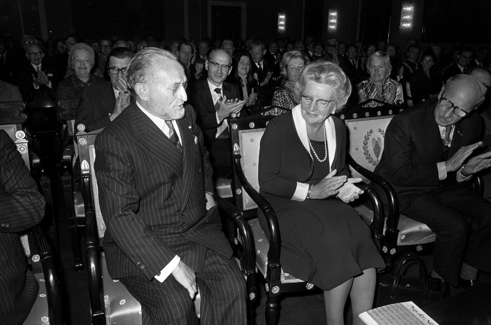 Belgische schrijver Marnix Gijsen ontvangt "Prijs der Nederlandse Letteren" van koningin, Bestanddeelnr 927-4928