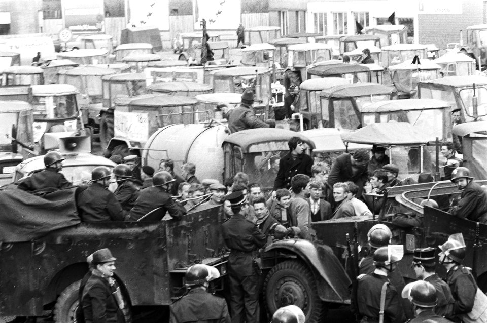 Belgische Rijkswacht blokkeert de weg, Bestanddeelnr 924-3676