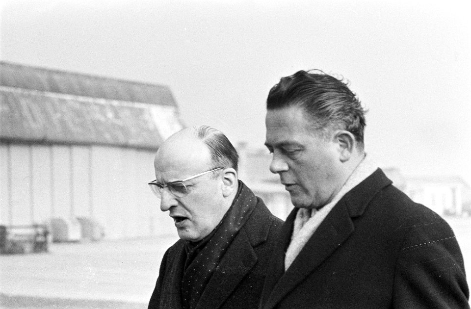 Belgische premier bij minister Marijnen op bezoek, minister Marijnen haalde mini, Bestanddeelnr 916-0547