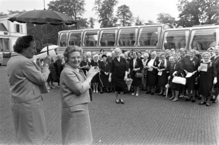Bejaardendefile Soestdijk. koningin Juliana applaudiseert voor het Haagse Bejaar, Bestanddeelnr 921-4411