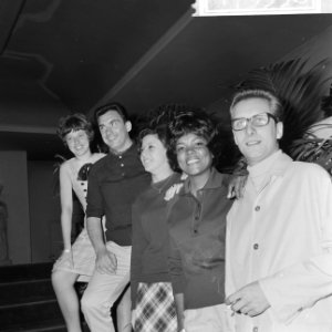 Belgische zangploeg te Knokke, v.l.n.r. Tonia, Maurice Dean , Liliane, Cecily Fo, Bestanddeelnr 917-9558