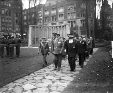 Belgische oorlogsinvaliden bij (voorlopige) Nationaal Monument op de Dam, Bestanddeelnr 903-9189