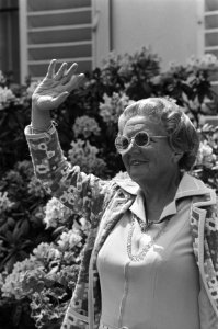 Bejaardendefile op Soestdijk, koningin Juliana zwaaiend koppen, Bestanddeelnr 928-6438