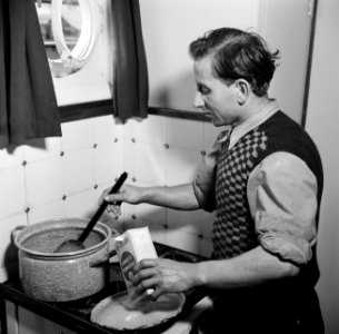 Bemanningslid Peter kookt soep in een kombuis aan boord van de Damco 9, Bestanddeelnr 254-1408