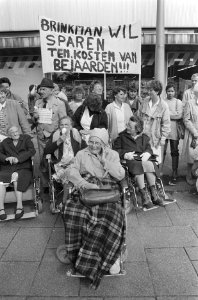 Bejaarden protesteren op Osdorpplein in Amsterdam tegen bezuinigingen, Bestanddeelnr 933-7617