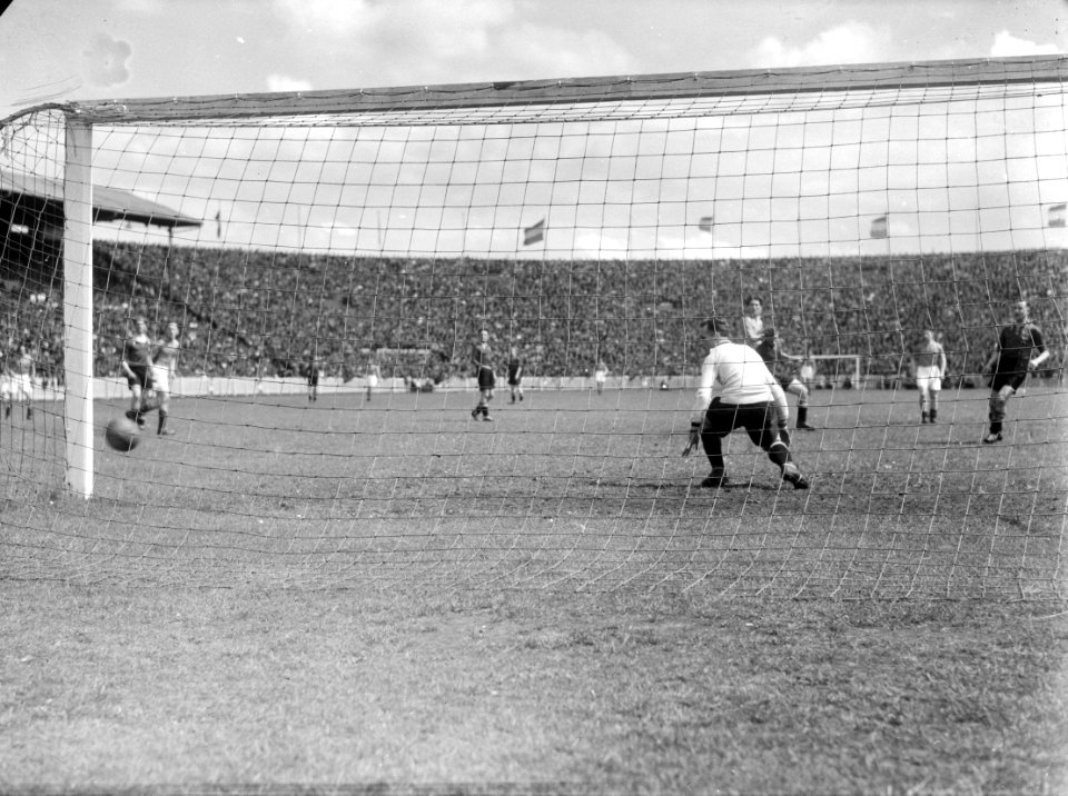 Belgie-Holland 2-2. Tweede Nederlands doelpunt door Faas Wilkes, Bestanddeelnr 901-7792