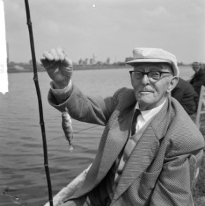 Bejaarden uit Roeterstraat hadden visdag, de heer Brinkman (70) ving een snoekba, Bestanddeelnr 917-8353