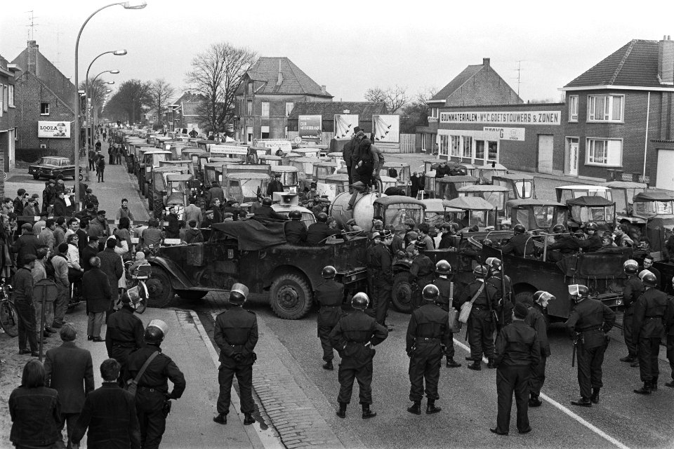 Belgische Rijkswacht blokkeert de weg, Bestanddeelnr 924-3684
