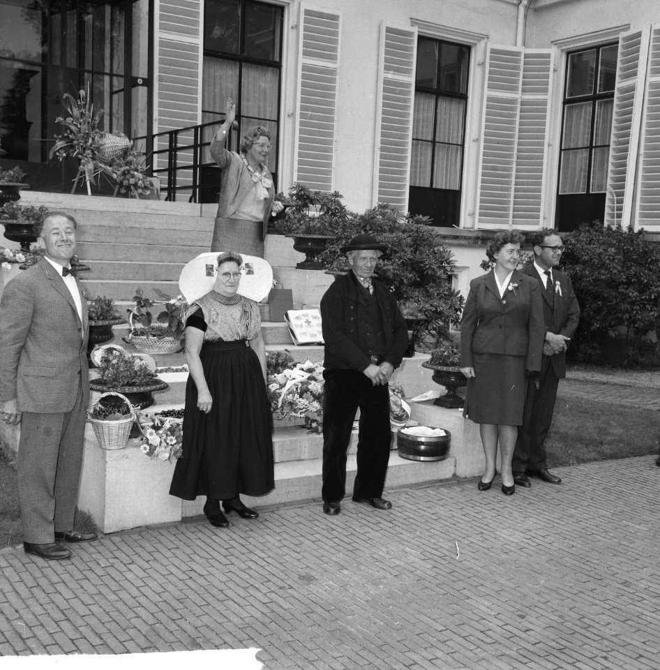 Bejaardendefilé op Soestdijk, koningin Juliana zwaait naar de voorbij rijdende b, Bestanddeelnr 916-5703