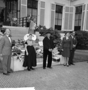 Bejaardendefilé op Soestdijk, koningin Juliana zwaait naar de voorbij rijdende b, Bestanddeelnr 916-5703