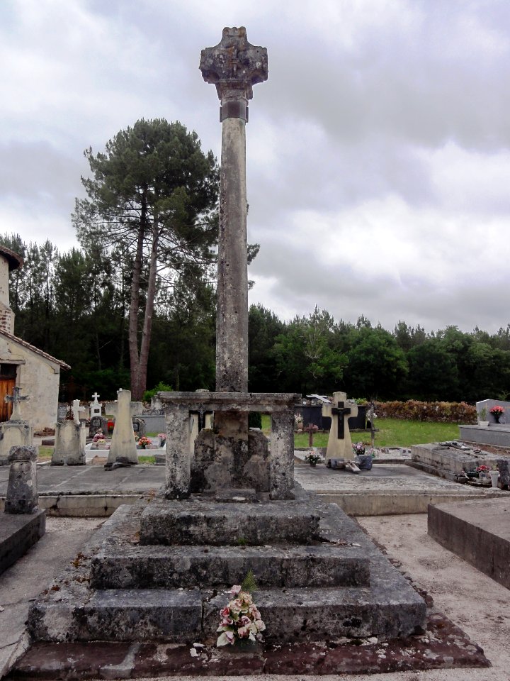 Belin-Béliet (Gironde) Croix de cimetière à Mons PA00083137