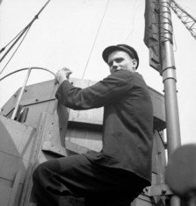Bemanningslid van een Nederlandse kustvaarder in geallieerde dienst, in de haven, Bestanddeelnr 935-2798