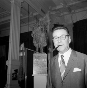 Belgische detective schrijver bij het beeldje van Maigret in het Amstelhotel, Bestanddeelnr 919-5217