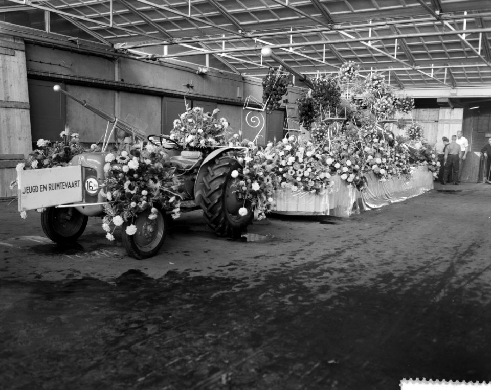 Belgische Dag op Floriade, wagens worden opgesierd in de Aalsmeerder veilinghall, Bestanddeelnr 911-5565