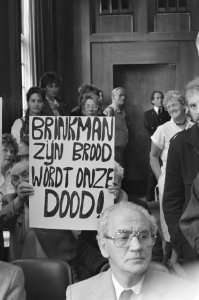 Bejaarden protesteren massaal tegen ontwerpplan verzorgingshuizen van wethouder , Bestanddeelnr 934-0020