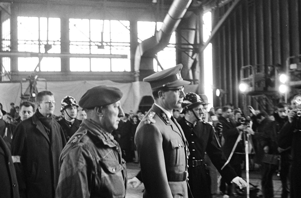 Belgische paras terug, Koning Boudewijn inspecteurt de troepen, Bestanddeelnr 917-1934