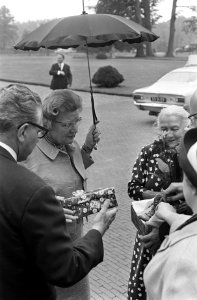 Bejaardendefile op Paleis Soestdijk, Bestanddeelnr 921-4417