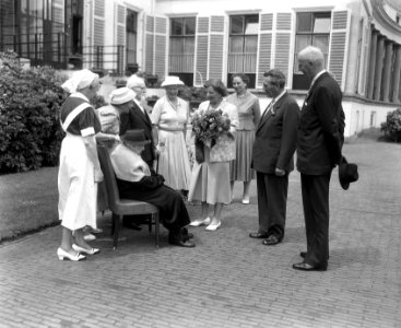 Bejaardendefilé voor koningin Juliana in Soestdijk, Bestanddeelnr 908-6925