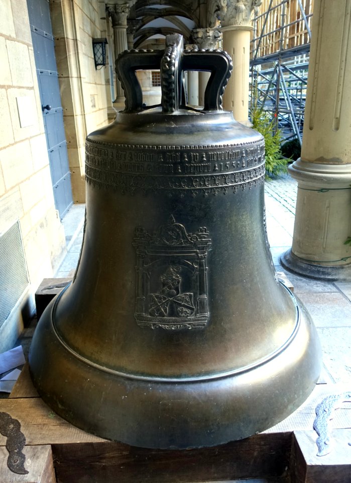 Bell 'Osanna' from Kloster Neresheim, Ostalbkreis, made by Meister Hans Rosenhart for Abt Johannes III, Nuremberg, 1550, view 3 - Landesmuseum Württemberg - Stuttgart, Germany - DSC03403