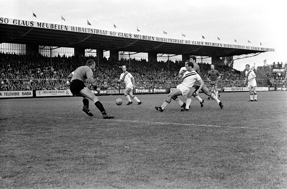 Bekerfinale Ajax tegen NAC 2-1, keeper Van der Merwe keert schot van Sjaak Swart, Bestanddeelnr 920-3903