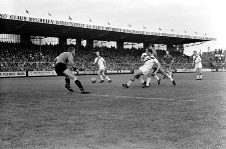 Bekerfinale Ajax tegen NAC 2-1, keeper Van der Merwe keert schot van Sjaak Swart, Bestanddeelnr 920-3903