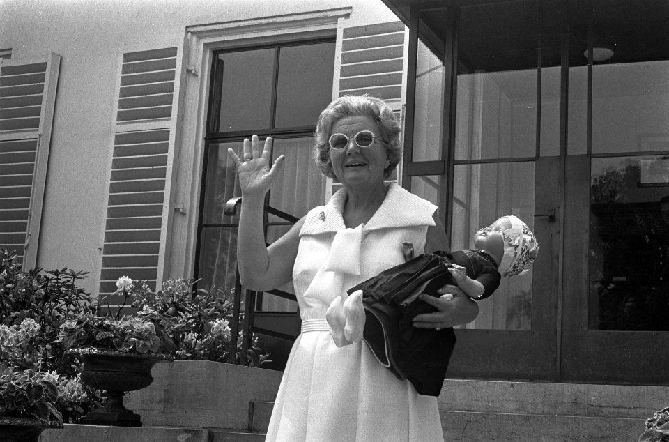 Bejaardendefile voor koningin Juliana op Paleis Soestdijk koningin Juliana zwaai, Bestanddeelnr 926-5087