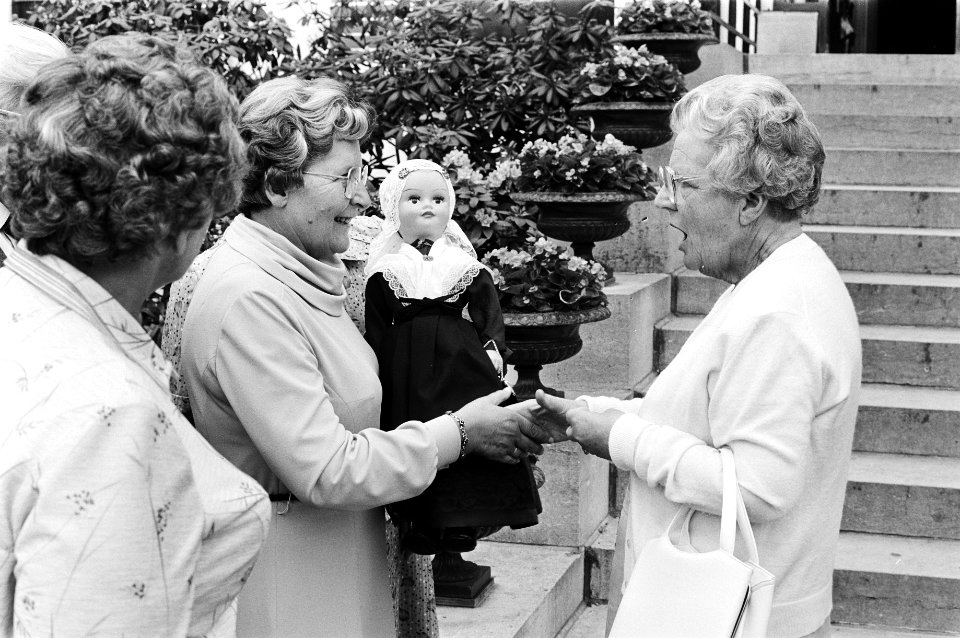 Bejaardendefile voor Prinses Juliana op Soestdijk Prinses Juliana krijgt pop va, Bestanddeelnr 930-8738