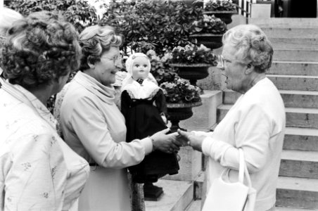 Bejaardendefile voor Prinses Juliana op Soestdijk Prinses Juliana krijgt pop va, Bestanddeelnr 930-8738