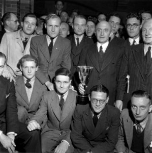 Bekeruitreiking aan het elftal van de Koopmansbeurs te Amsterdam, Bestanddeelnr 900-9276