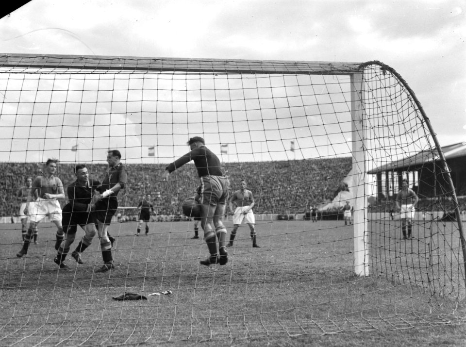 Belgie-Holland 2-2. Scrimmage voor het Hollandse doel, Bestanddeelnr 901-7794