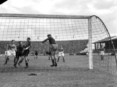 Belgie-Holland 2-2. Scrimmage voor het Hollandse doel, Bestanddeelnr 901-7794