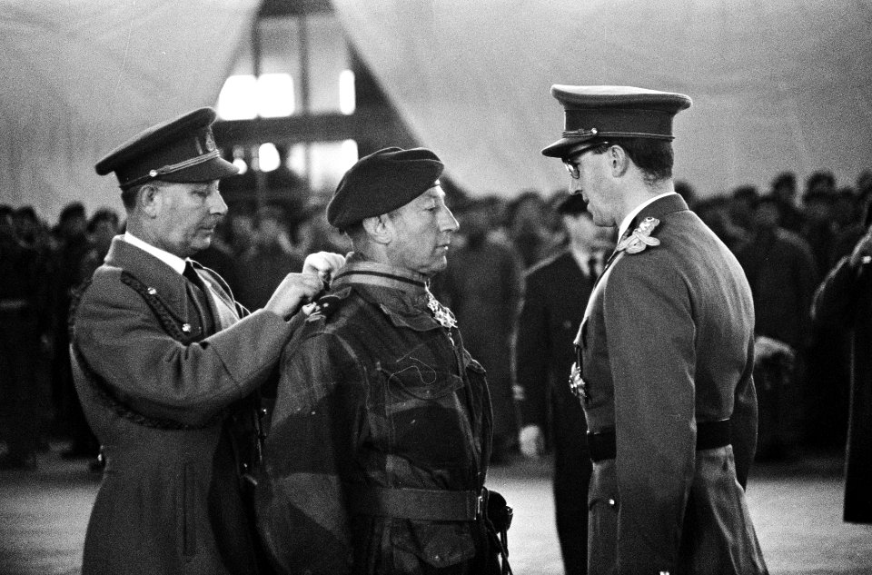 Belgische paras terug, Koning Boudewijn inspecteurt de troepen, Bestanddeelnr 917-1935