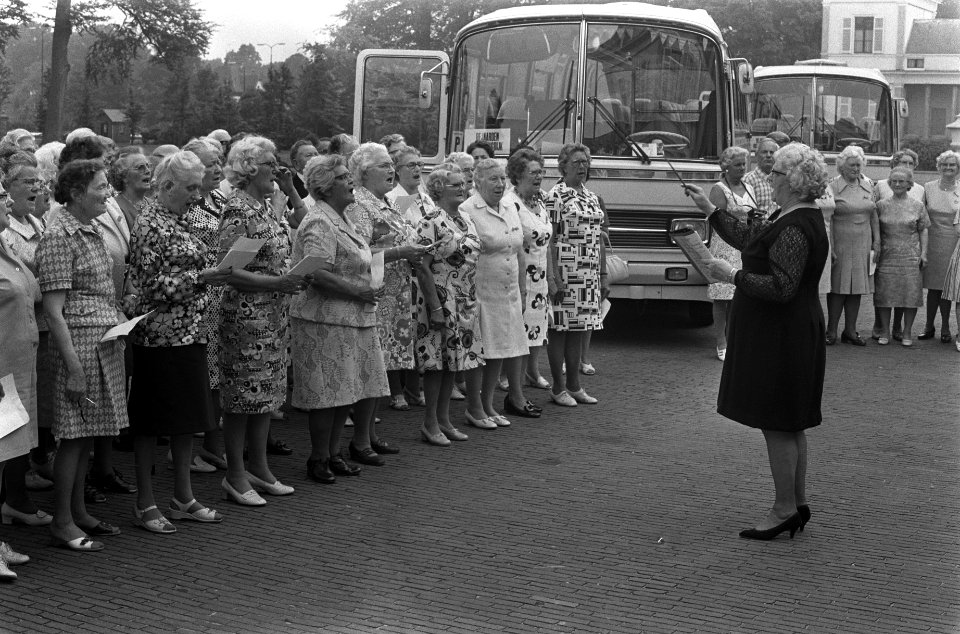 Bejaardendefile voor koningin Juliana op Paleis Soestdijk, Bestanddeelnr 926-5095