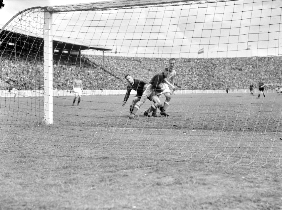 Belgie-Nederland 2-2 Spelmoment voor het Nederlandse doel. Doelman Piet Kraak h, Bestanddeelnr 901-7822