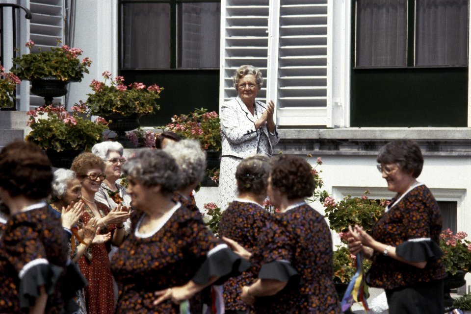 Bejaardendefile Soestdijk koningin Juliana zwaaiend, en bejaarden, Bestanddeelnr 253-8114