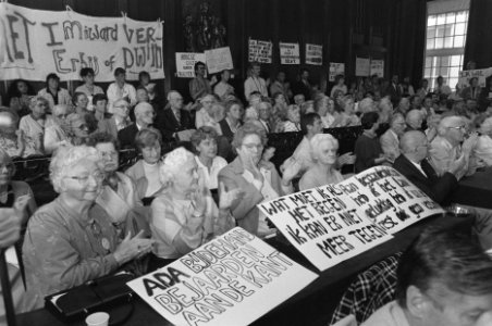 Bejaarden protesteren massaal tegen ontwerpplan verzorgingshuizen van wethouder , Bestanddeelnr 934-0018