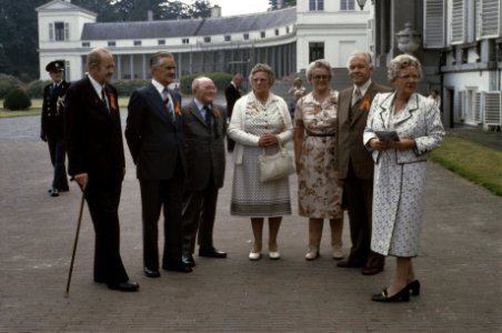 Bejaardendefile Soestdijk koningin Juliana, Bestanddeelnr 253-8116 photo
