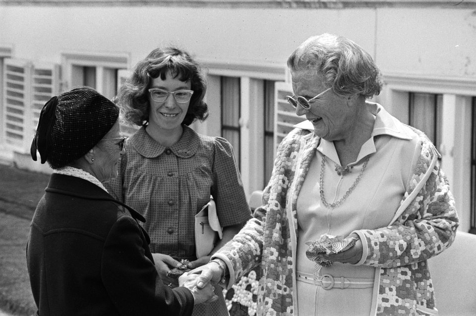 Bejaardendefile op Soestdijk, koningin Juliana en bejaarden, Bestanddeelnr 928-6447