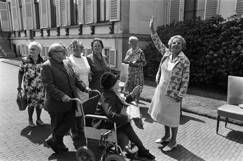 Bejaardendefile op Soestdijk, koningin Juliana en bejaarden, Bestanddeelnr 928-6445