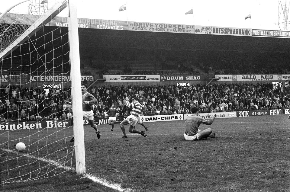 Beker ADO-Blauw Wit 4-2 Piet Giesen scoort in de verlenging voor ADO, rechts kee, Bestanddeelnr 921-7972